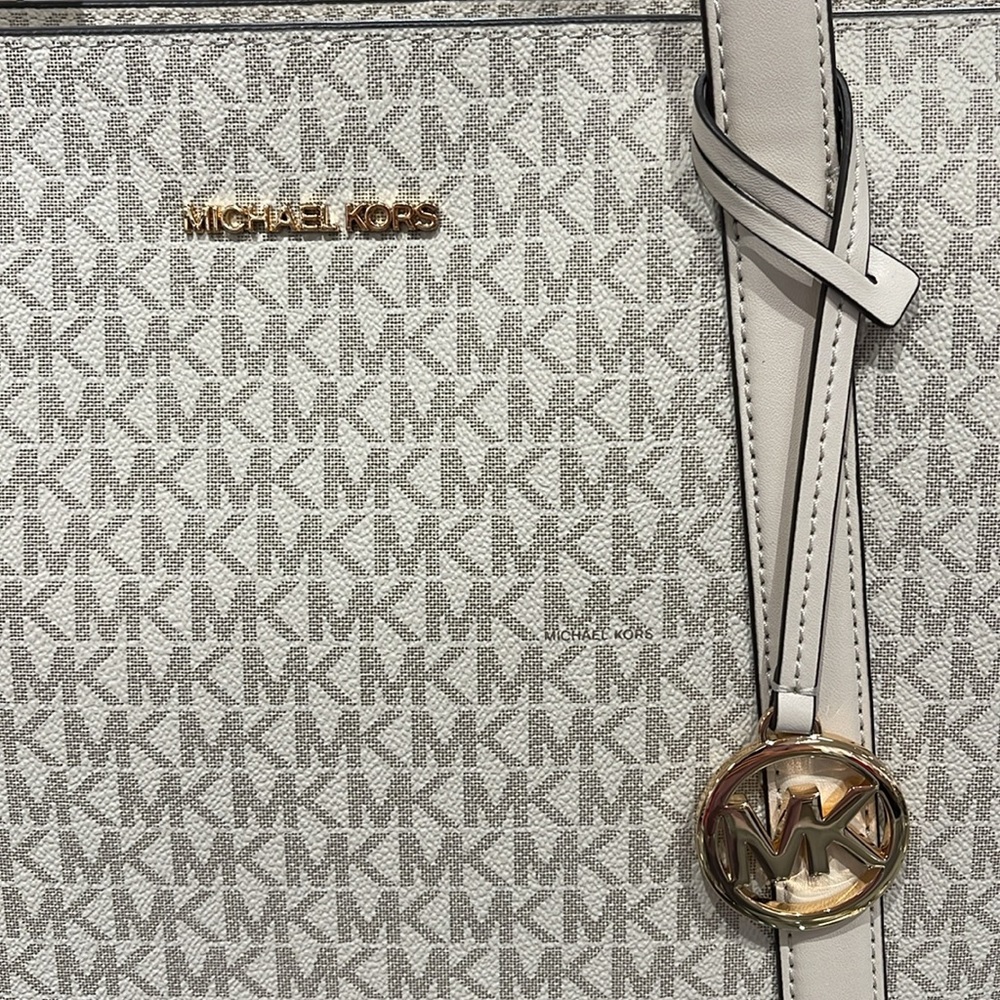 MICHAEL KORS
Pratt Large Signature Logo Tote Shoulder Bag
COLOR LIGHT CREAM
NWT - Picture 2 of 16